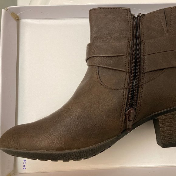 NWT - Ladies White Mountain Buddy Brown Zippered Ankle Boots - Sz 7M - Picture 3 of 11